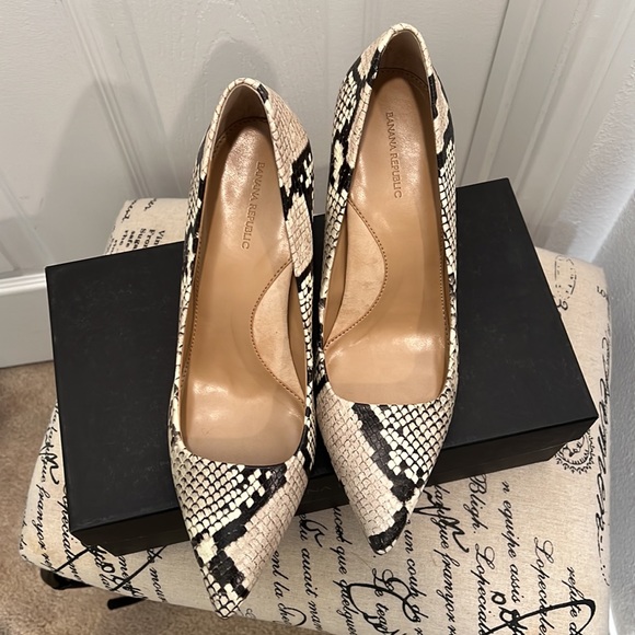 Banana Republic Women’s High Heel Shoe. Snake Print Design. All Leather. New - Picture 5 of 17